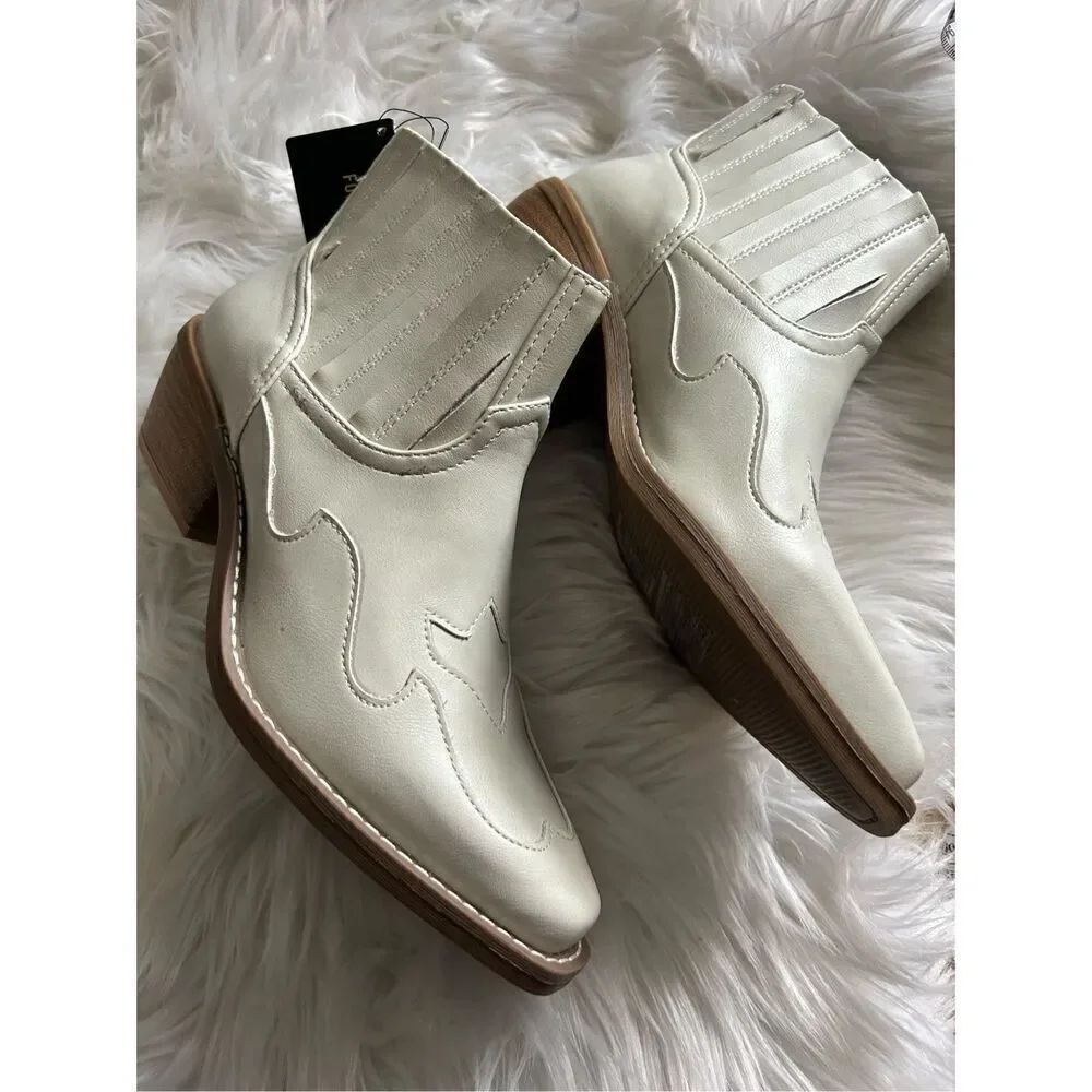 Forever 21 white booties cowgirl, cowboy size 6
